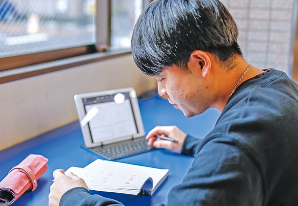 自宅学習にも強い味方あり（授業動画配信/メッセージ質問）