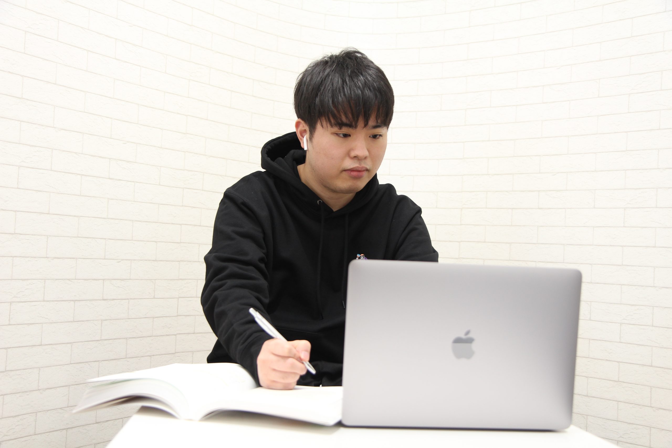 自分専用のMacBook Airとクラウドサーバーで
どこでも学習できる